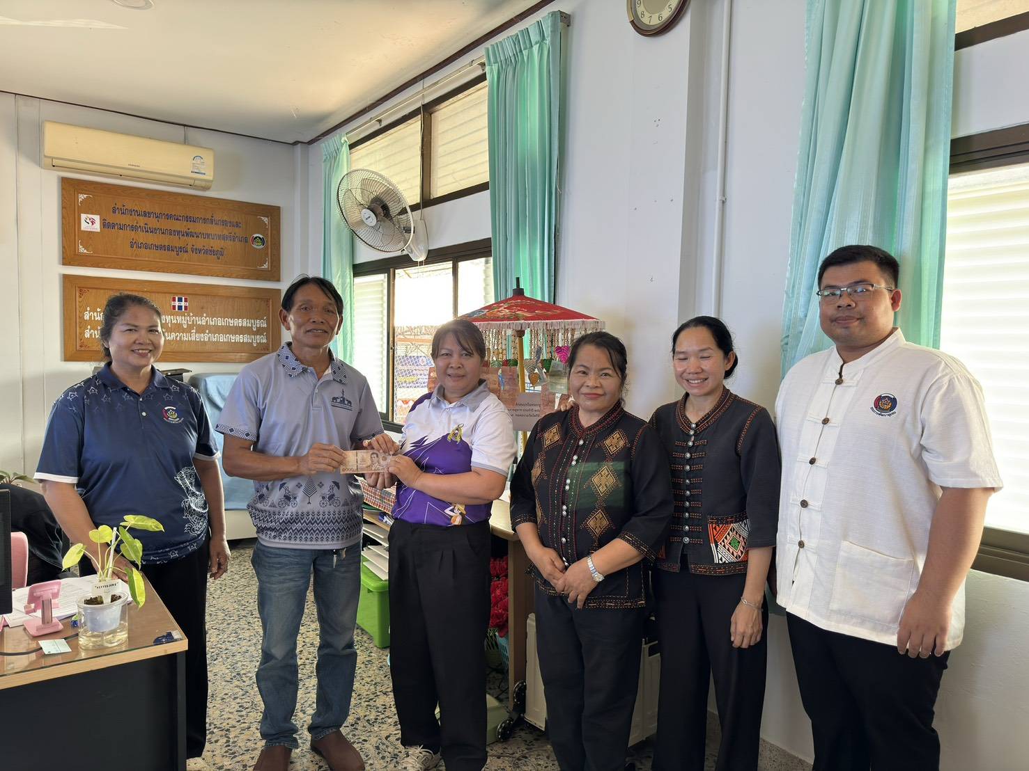 สพอ.เกษตรสมบูรณ์ : ได้รับมอบเงินบริจาคเพื่อสมทบทุนทอดผ้าป่า "กองทุนพัฒนาเด็กชนบทฯ"