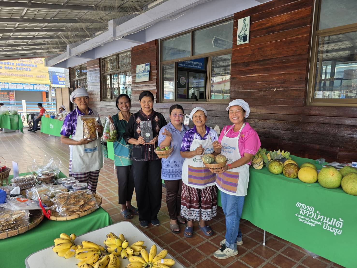 สพอ.เกษตรสมบูรณ์: ขอเชิญชวนพี่น้องประชาชนร่วม "ชิม ช้อป ซื้อ" อุดหนุนสินค้าของดีชุมชน ในตลาดประชารัฐ "สาวบ้านแต้ ปันสุข" 