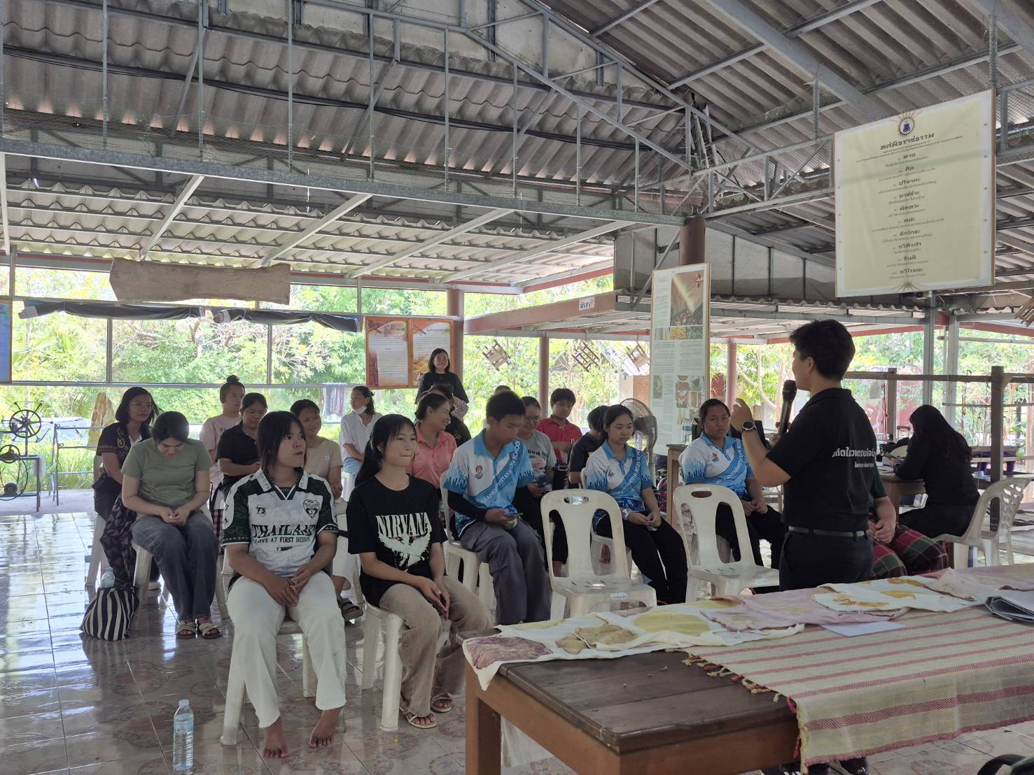 สพอ.เกษตรสมบูณร์ : มุ่งส่งเสริมการเรียนรู้ต่อเนื่องยกระดับ OTOP ผ้าไทย สู่การพัฒนาอย่างยั่งยืน